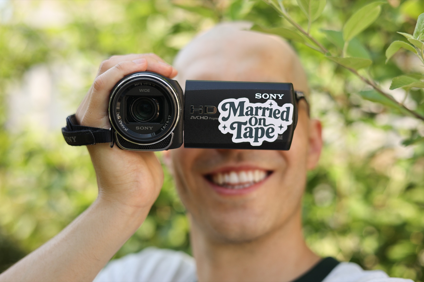 Hochzeitsgast mit Married on Tape Camcorder